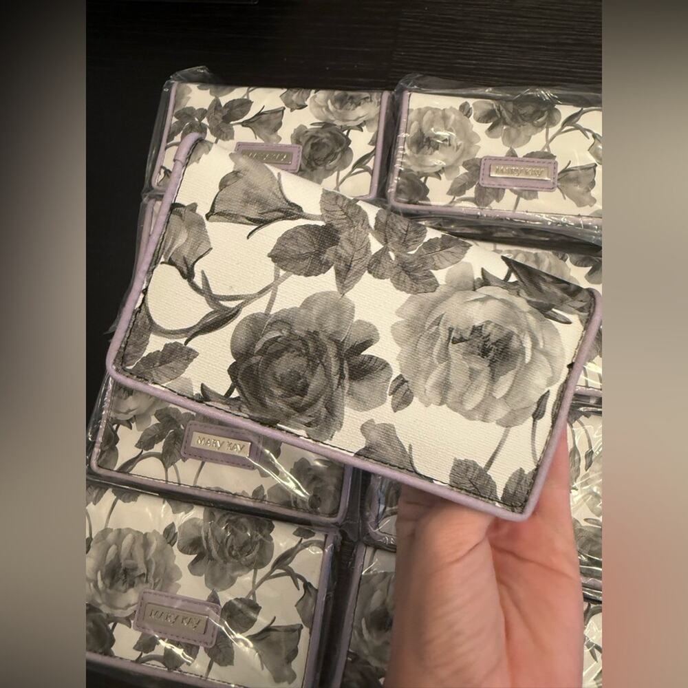 NEW Mary Kay 2017 Going Places Collection Bundle of (9) Floral Checkbook Covers - Picture 5 of 5